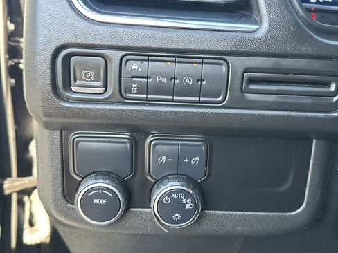 Used 2023 Chevrolet Suburban LT image 25