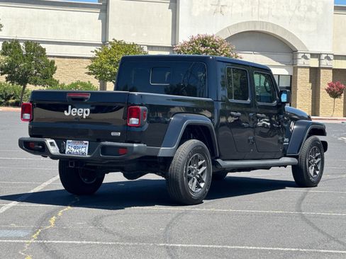 Used 2021 Jeep Gladiator Overland AWD/4WD image 4