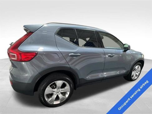 Used 2022 Volvo XC40 T5 Momentum image 5