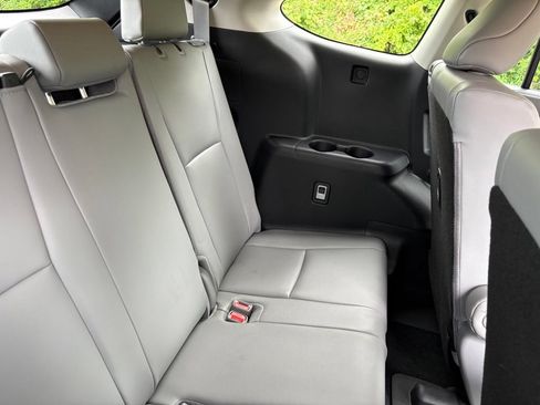 Used 2024 Toyota Highlander XLE AWD/4WD image 39