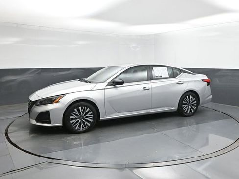 Used 2025 Nissan Altima 2.5 SV image 30