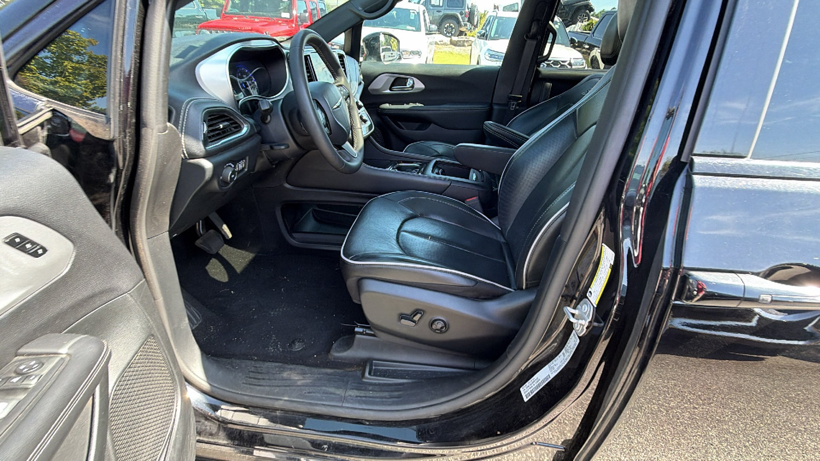 Used 2025 Chrysler Pacifica Limited FWD image 17