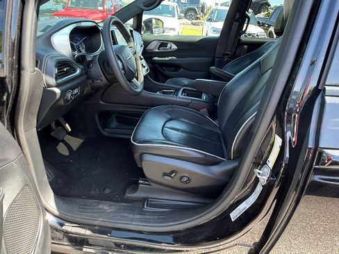 Used 2025 Chrysler Pacifica Limited FWD image 17