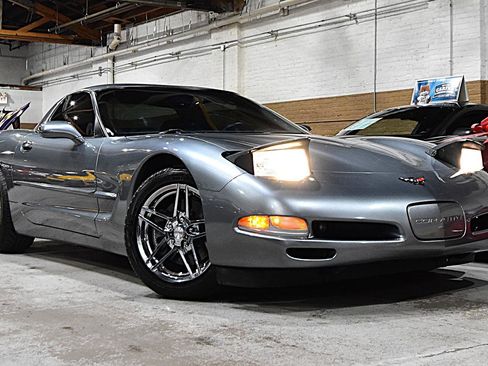 Used 2004 Chevrolet Corvette Coupe w/ Roof Package RWD image 4