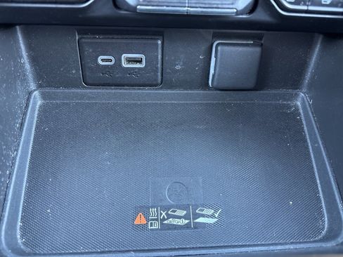 Used 2023 Chevrolet Suburban Premier image 16