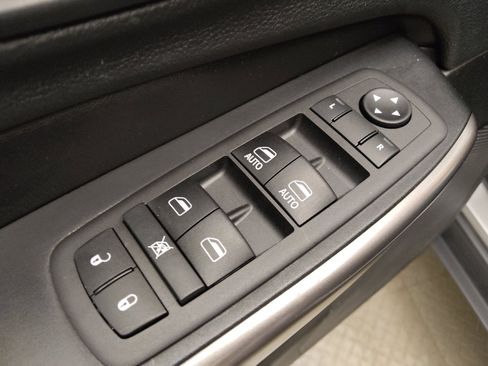 Used 2019 Jeep Cherokee Limited FWD image 27