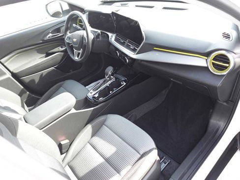 Used 2025 Chevrolet Trax LT w/ Driver Confidence Package image 27