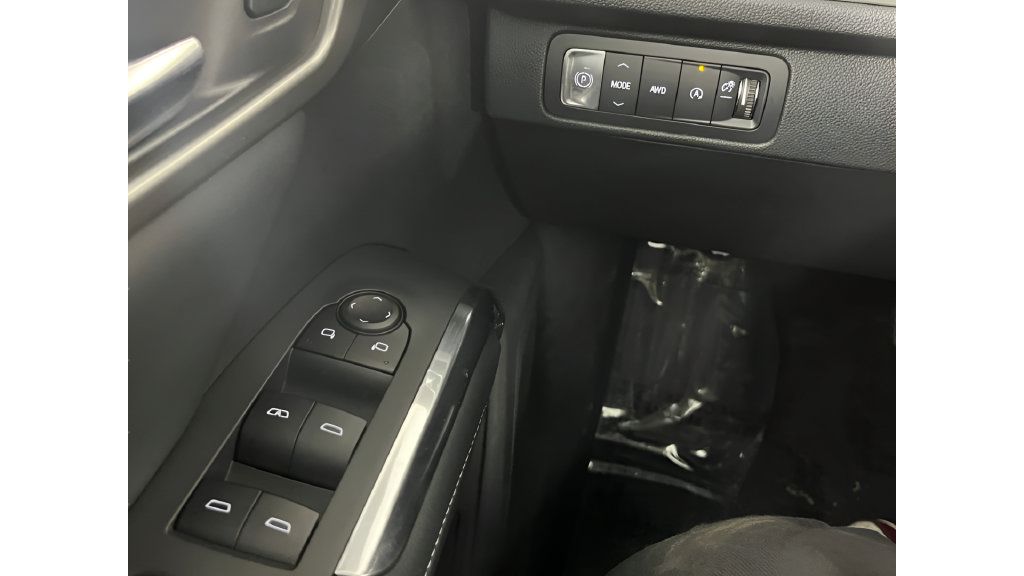Used 2025 Chevrolet Traverse LT AWD/4WD image 23