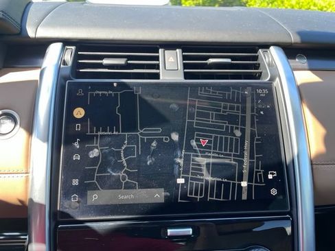 Used 2024 Land Rover Discovery Metropolitan Edition AWD/4WD image 12