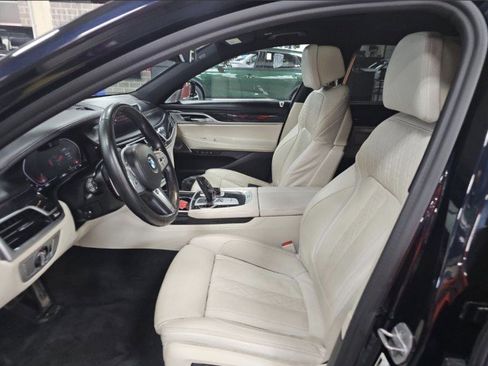 Used 2021 BMW 750i xDrive w/ Executive Package image 3