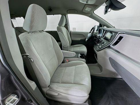 Used 2019 Toyota Sienna LE image 30