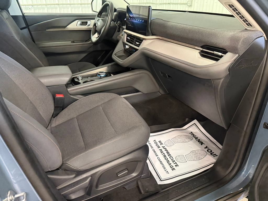 Used 2025 Ford Explorer Active AWD/4WD image 27