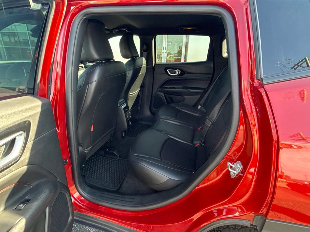 Used 2025 Jeep Compass Trailhawk AWD/4WD image 30