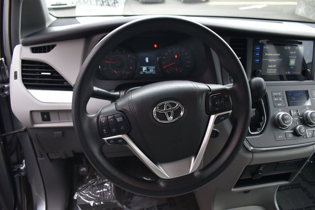 Certified 2016 Toyota Sienna LE FWD image 7
