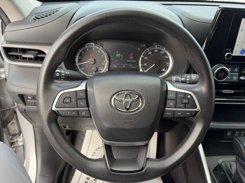 Used 2023 Toyota Highlander L FWD image 11