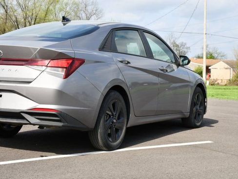 Used 2022 Hyundai Elantra SEL w/ Preferred Accessory Package FWD image 6