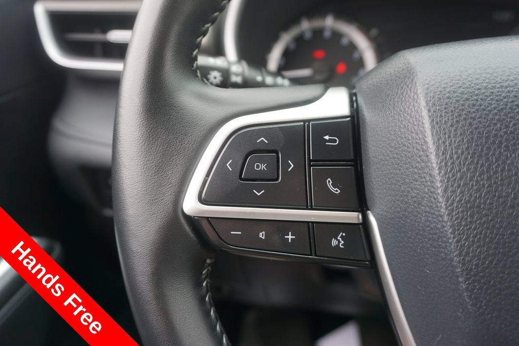 Certified 2025 Toyota Highlander XLE FWD image 4