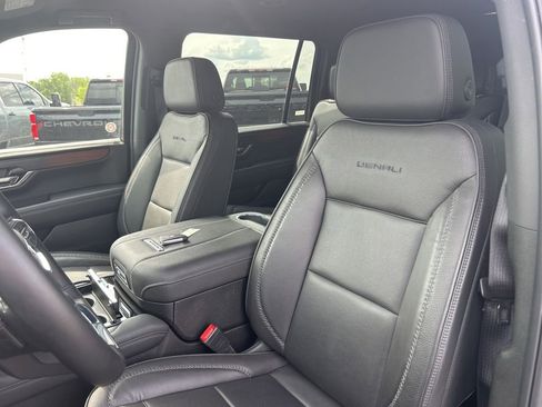 Used 2025 GMC Yukon XL Denali AWD/4WD image 16