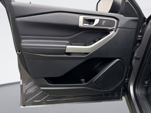 Used 2023 Ford Explorer XLT image 9