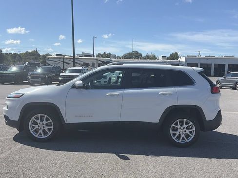 Used 2016 Jeep Cherokee Latitude FWD image 4