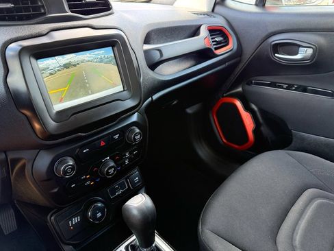 Used 2020 Jeep Renegade Latitude AWD/4WD image 32