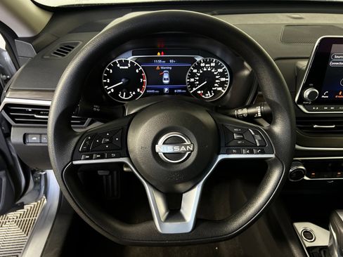 Used 2025 Nissan Altima 2.5 SV FWD image 9