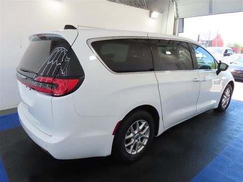 Used 2024 Chrysler Pacifica Touring-L FWD image 15