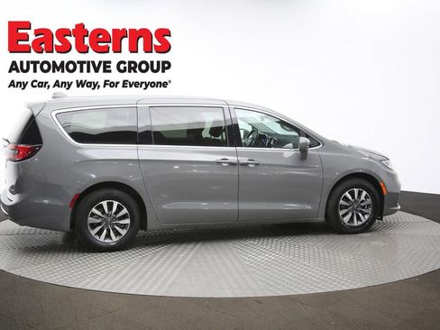 Used 2022 Chrysler Pacifica Touring-L FWD image 44