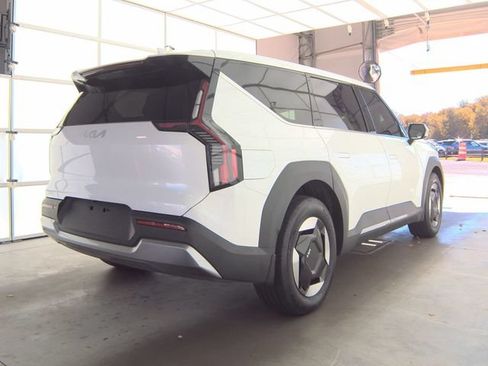 Used 2024 Kia EV9 Light Long Range RWD image 3