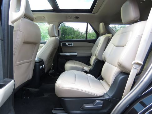 Used 2021 Ford Explorer XLT w/ Equipment Group 202A AWD/4WD image 21