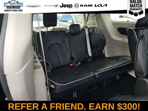 Used 2023 Chrysler Pacifica Limited w/ Uconnect Theater Family Group FWD image 15