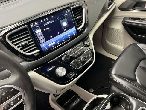 Used 2024 Chrysler Pacifica Touring-L FWD image 16