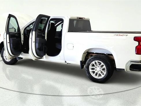 Used 2023 Chevrolet Silverado 1500 LT AWD/4WD image 11