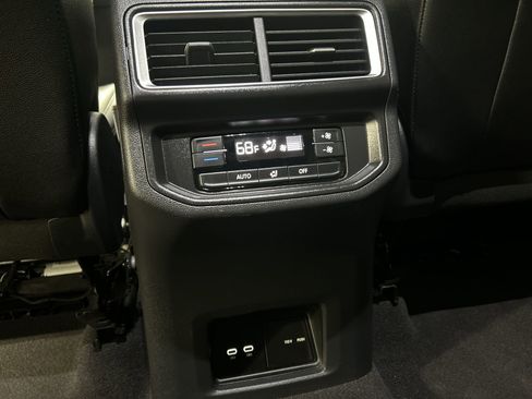 Used 2025 Volkswagen Atlas SE AWD/4WD image 22