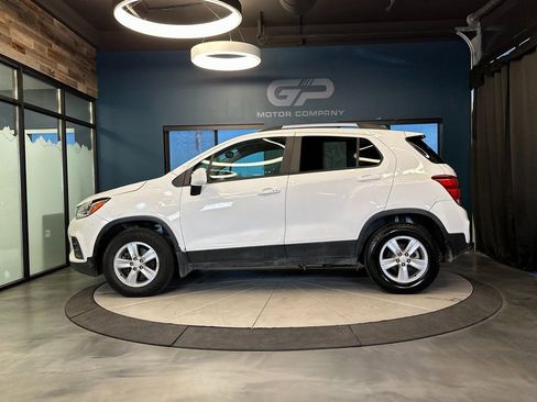 Used 2021 Chevrolet Trax LT w/ LT Convenience Package image 6