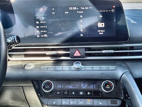 Used 2024 Hyundai Elantra Limited image 12