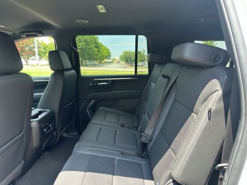 Used 2025 Chevrolet Suburban Z71 AWD/4WD image 17