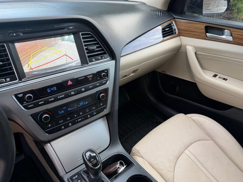 Used 2015 Hyundai Sonata Limited w/ Option Group 06 FWD image 13