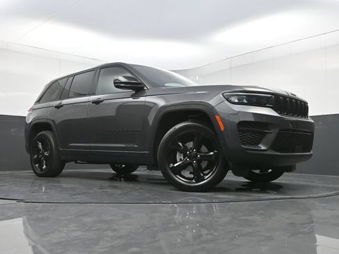 Used 2024 Jeep Grand Cherokee Altitude AWD/4WD image 26