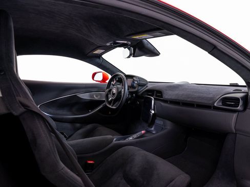 Used 2024 McLaren Artura RWD image 19