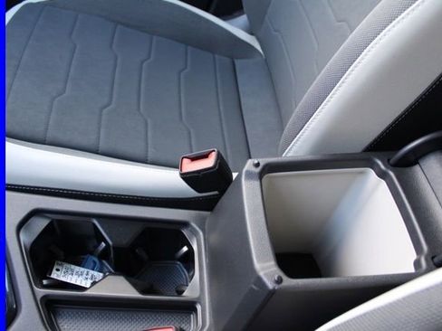 Used 2025 Volkswagen Taos SE w/ Panoramic Sunroof Package image 44