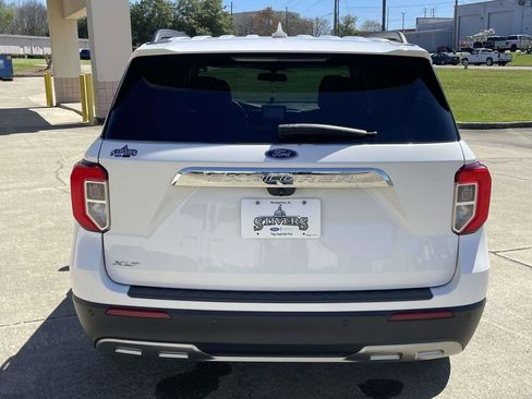 Used 2022 Ford Explorer XLT w/ Equipment Group 202A image 4