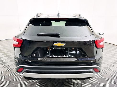 Used 2025 Chevrolet Trax LT w/ LT Convenience Package image 4
