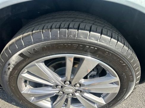Used 2023 Cadillac XT6 Premium Luxury w/ Technology Package FWD image 7