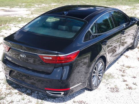 Used 2017 Kia Cadenza Premium w/ Luxury Package FWD image 11