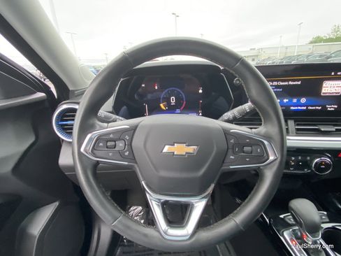Used 2025 Chevrolet Trax LT w/ LT Convenience Package FWD image 16