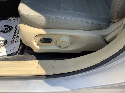 Used 2016 Ford Taurus SE FWD image 32