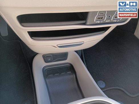 Used 2024 Chrysler Pacifica Touring-L FWD image 10