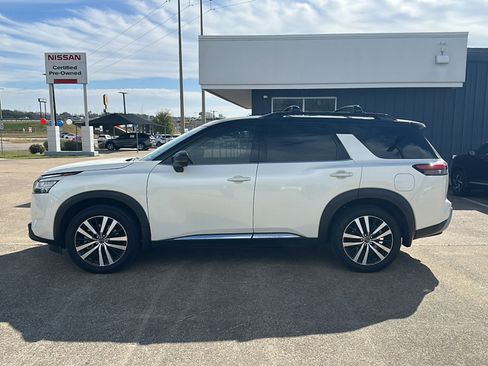 Certified 2024 Nissan Pathfinder Platinum image 2