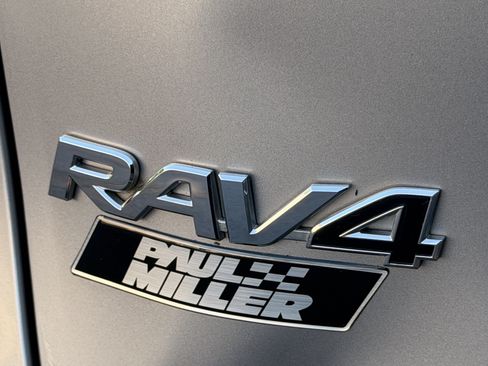 Used 2021 Toyota RAV4 LE AWD/4WD image 28